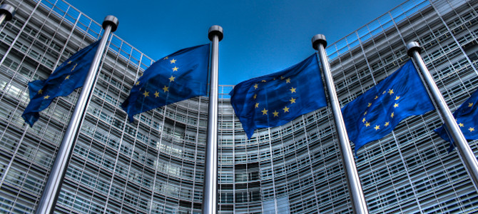 Temabild för EU-kritik. EU-kommissionen med EU-flaggor
