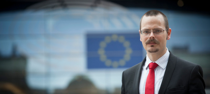 Max Andersson utanför EU-parlamentet