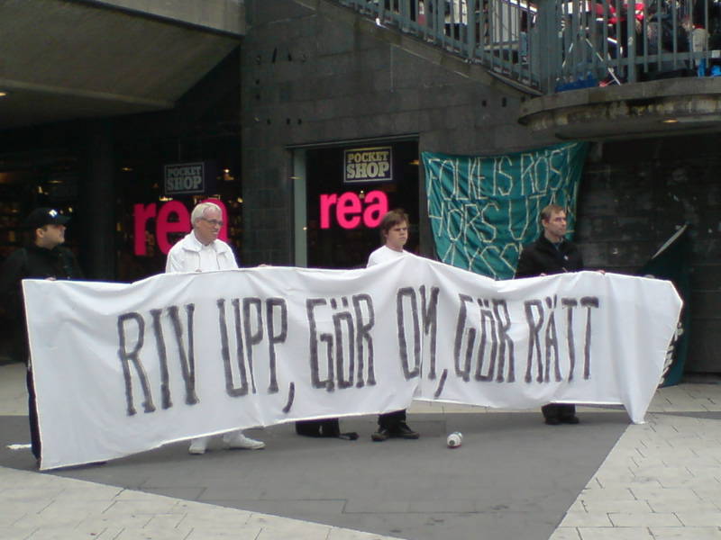 "Riv upp, gör om, gör rätt"-banderoll i FRA-demo