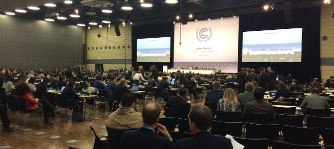 Klimatförhandlingar i stor sal i Bonn 2017.