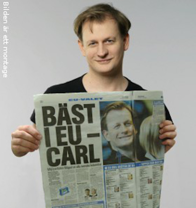 Carl Schlyter håller upp ett Aftonbladet uppslag med texten "Bäst i EU - Carl".