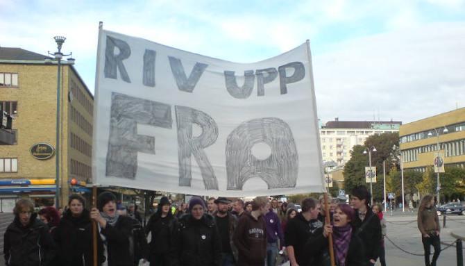 Banderollen "Riv upp FRA" i demonstration på Avenyn i Göteborg.