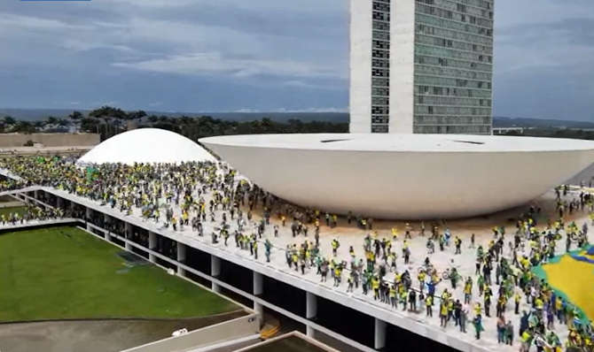 Anhängare till den bortvalde presidenten Bolsonaro stormar Brasiliens kongress.