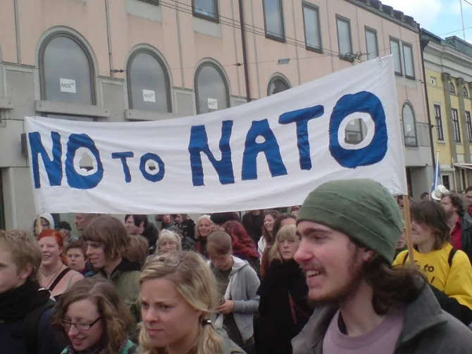 Grön Ungdoms banderoll: No to Nato