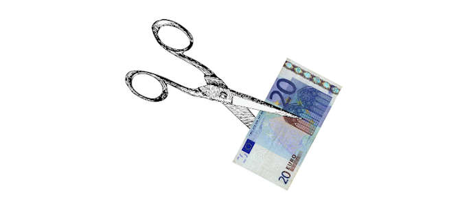 Eurosedel som blir klippt av en sax